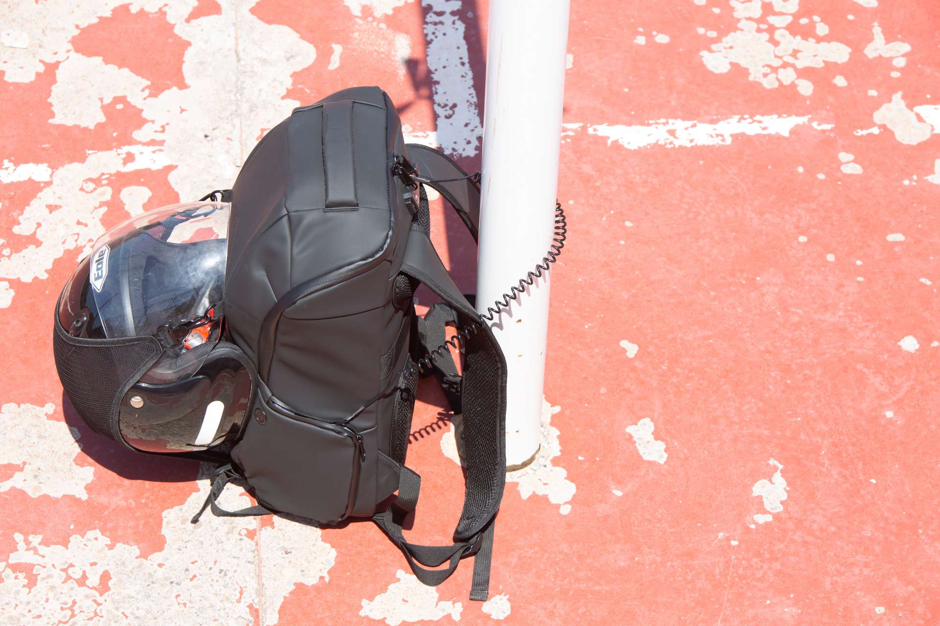 WATERPROOF ANTI-THEFT BAG WITH HELMET HOLDER - Slika 3