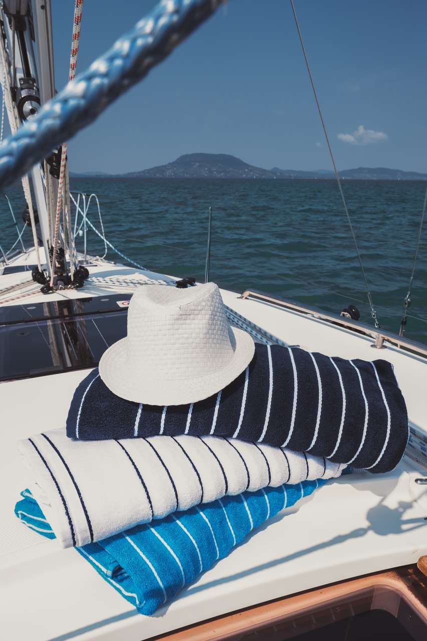 OLIMA BEACH STRIPED TOWEL